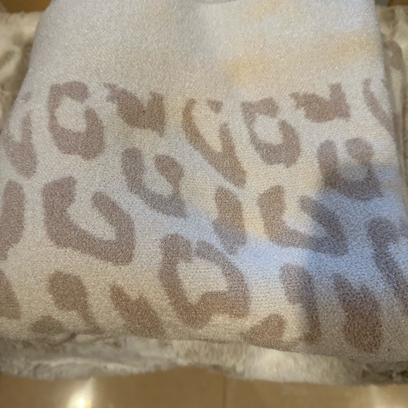 Barefoot Dreams CozyChic in the Wild Throw - Picture 2 of 6